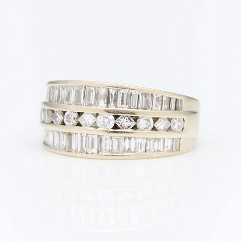 18k white gold diamond ring