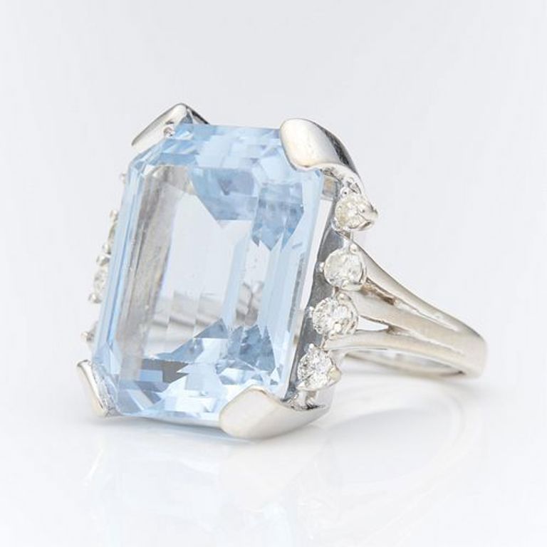 14k white gold cocktail synthetic spinel ring