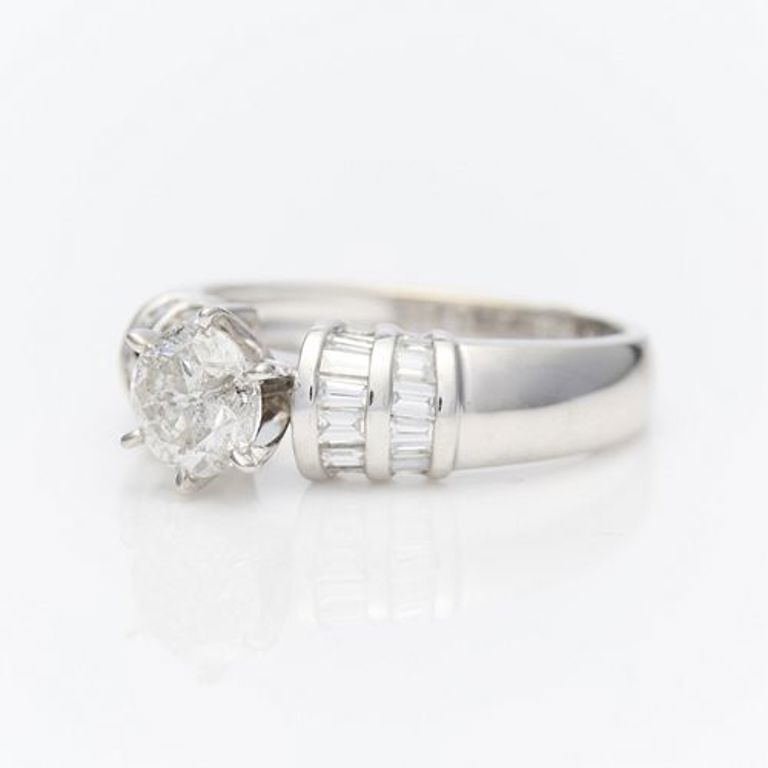 18k white gold cluster diamond ring