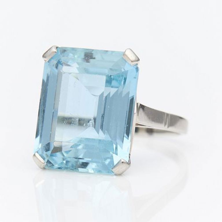 18k white gold cocktail aquamarine ring