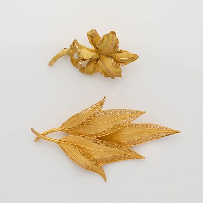 Group of two 18k yellow gold brooches with pearl