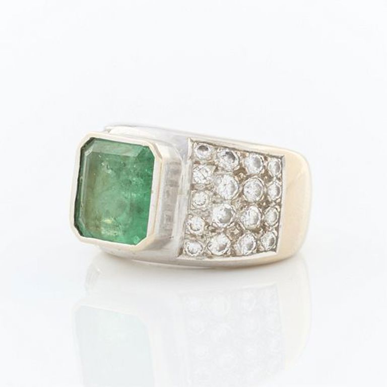 18 white gold emeral ring