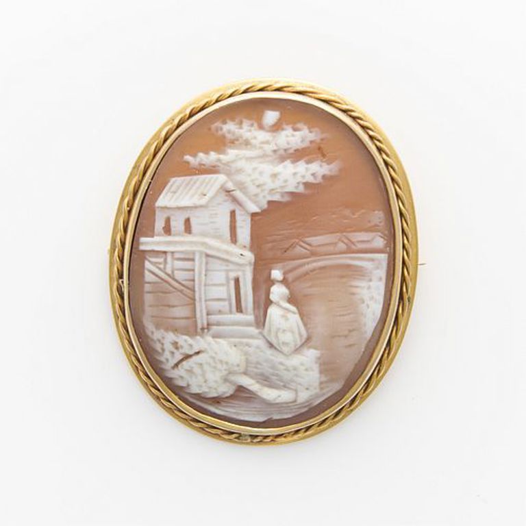 Cameo 14k yellow gold brooch