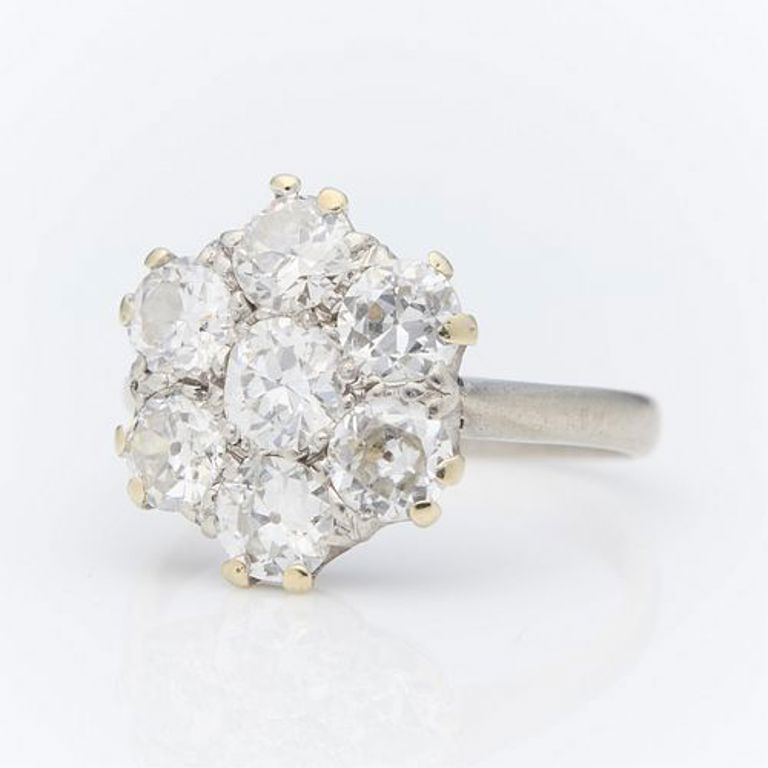 18k white gold cluster diamond ring