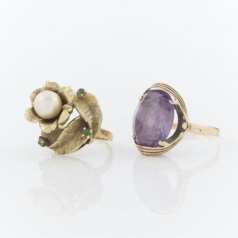 Group of two rings with synthetic alexandrite, pearl and emeralds