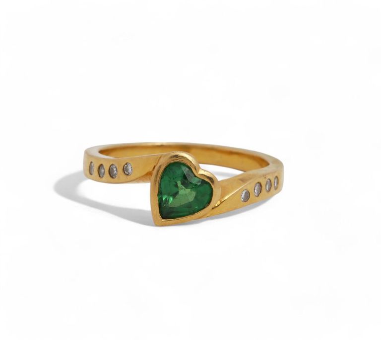 Tsavorite garnet, diamond and 18k gold ring