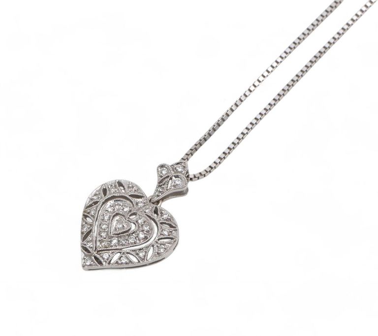 18k white gold diamond heart pendant necklace