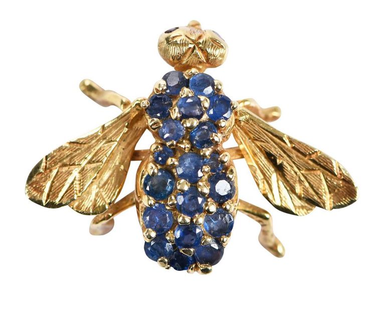 Yellow gold sapphire brooch