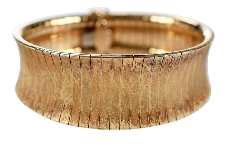 Yellow gold flexible bracelet