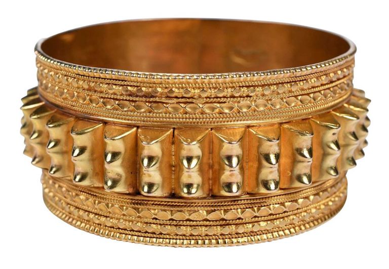 Yellow gold bangle bracelet