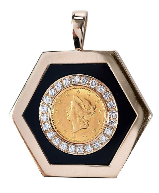Yellow gold onyx pendant