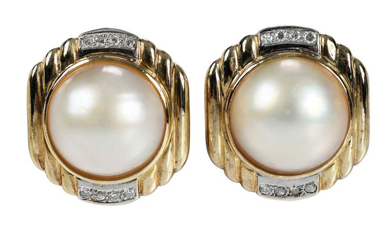 Yellow gold pearl earrings