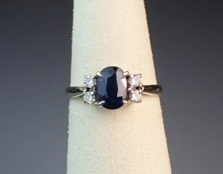 18k white gold sapphire ring