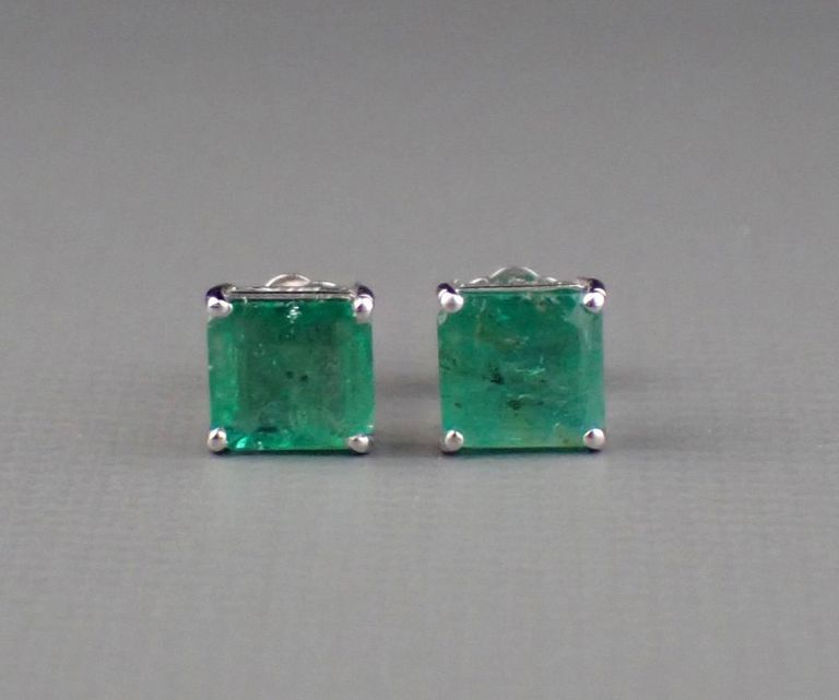 14k white gold emerald ear studs