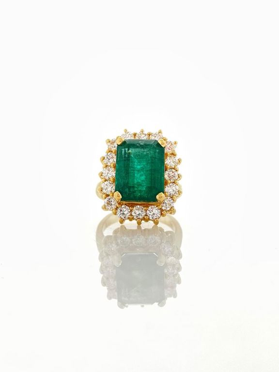 18k yellow gold emerald and diamond ring