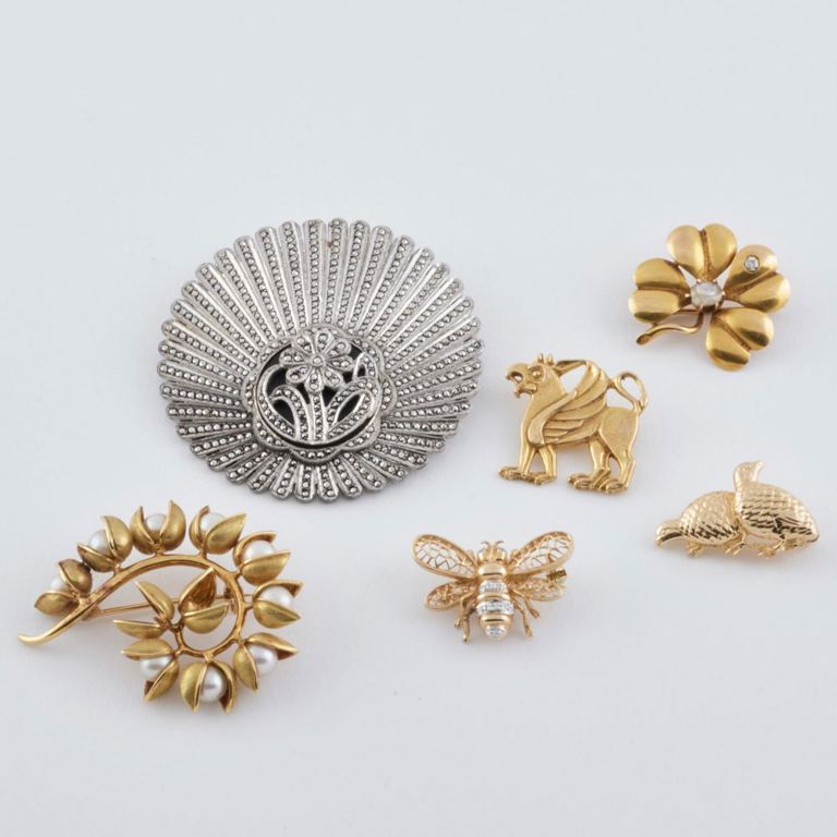 Tiffany & Co. 18k gold and pearl brooch with additional gold pins