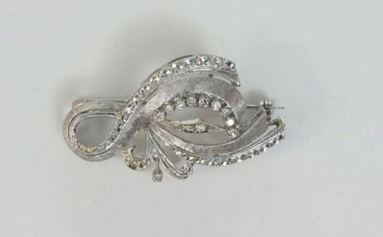 18k white gold diamond ribbon pin