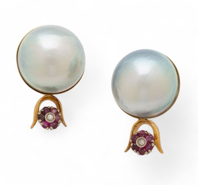 White and yellow gold pearl earrings