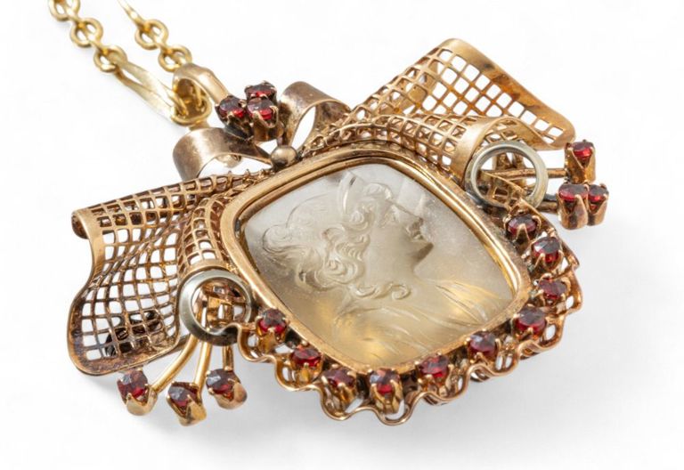 Intaglio 18k gold quartz brooch