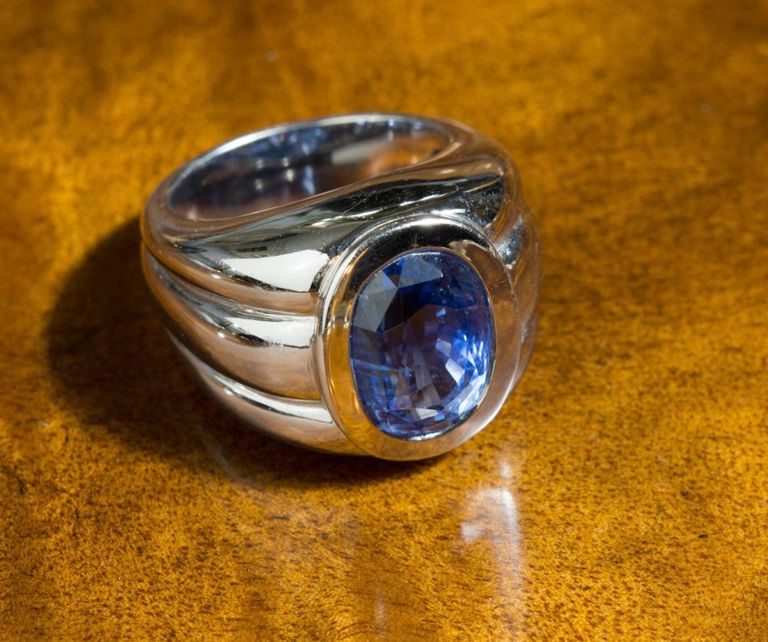 18k white gold Ceylon sapphire solitaire ring