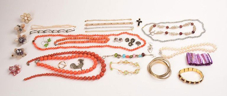 Bag of costume jewelry with flower rings