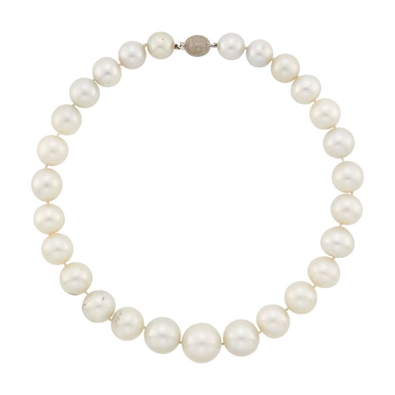 White gold pearl necklace