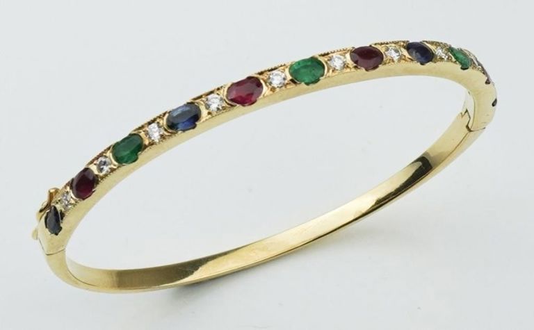 18k yellow gold hinged bangle