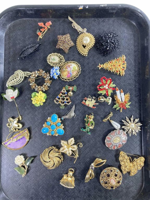 Assorted brooches and pins