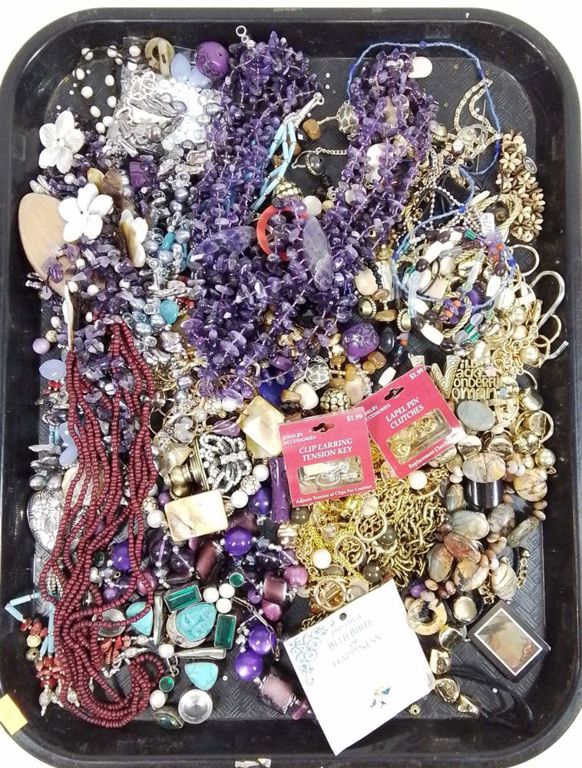Assorted fashion beaded jewelry