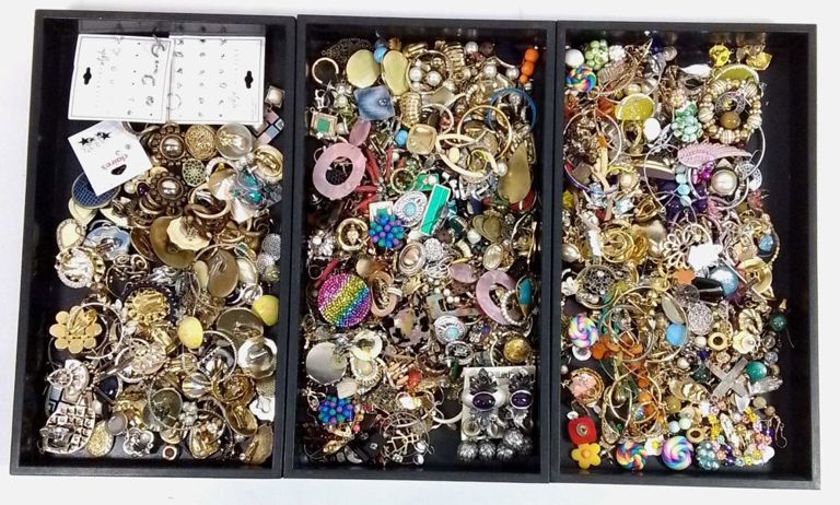 Assorted fashion jewelry