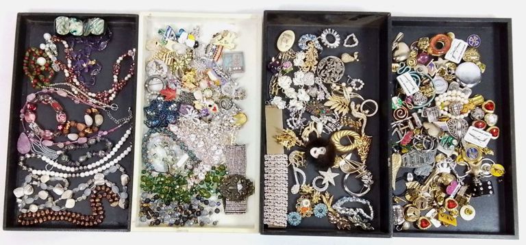 Assorted fashion jewelry lot