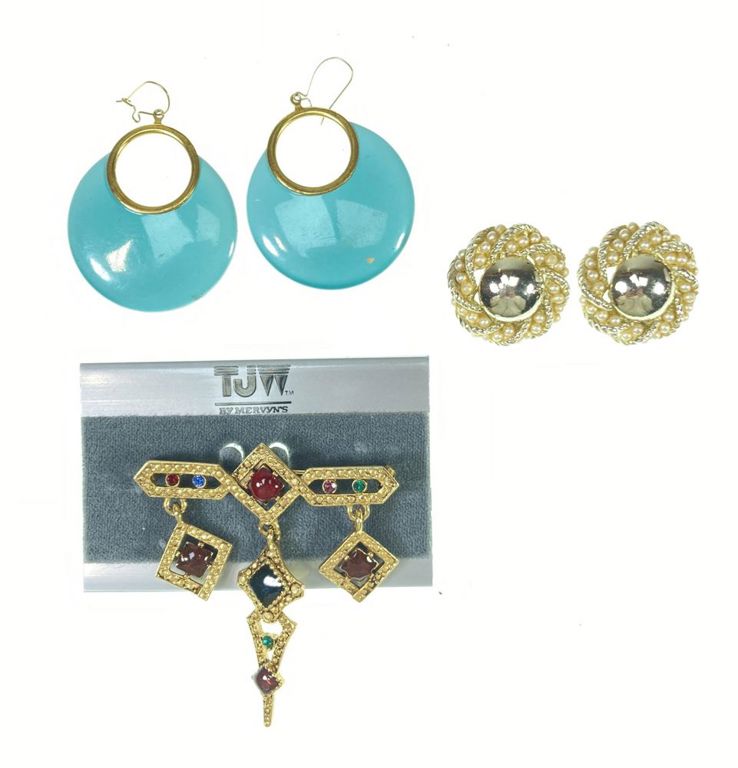 Assorted fashion jewelry with rings and earrings