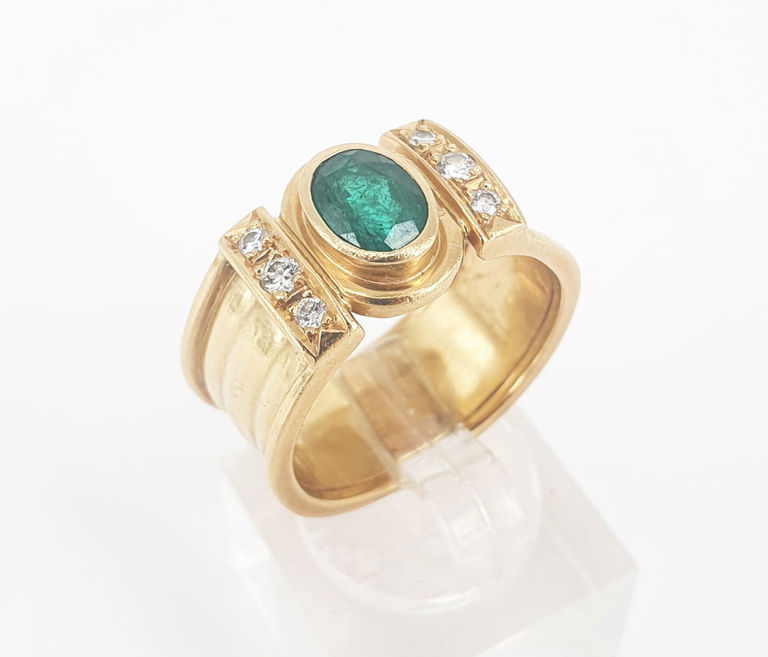 18k gold emerald diamond ring