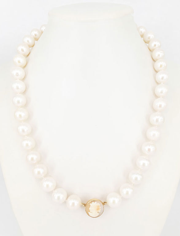 Cameo 9k gold pearl necklace