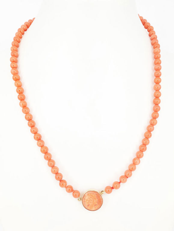 Cameo 9k gold coral necklace