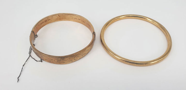 9k gold hollow and engraved hinged bangles