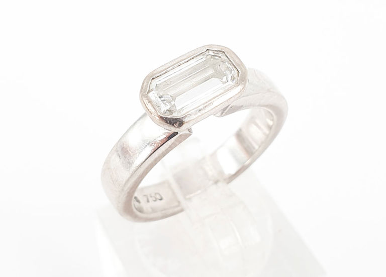 18k white gold diamond ring