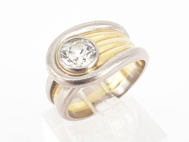 Two-colour gold diamond ring
