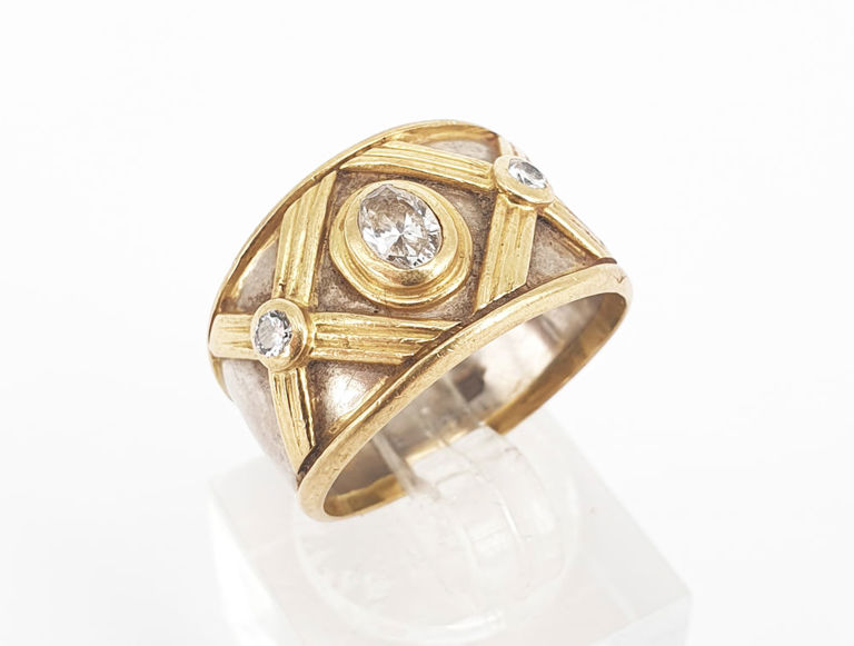 18k two-colour gold three-stone diamond ring