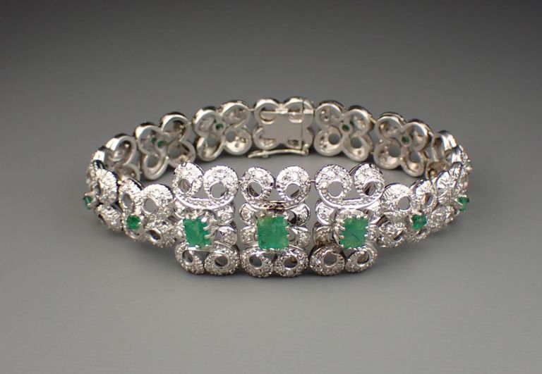 18k white gold emerald and diamond bracelet