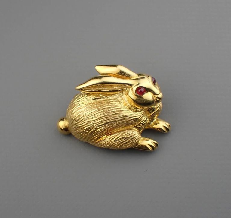 18k gold ruby brooch
