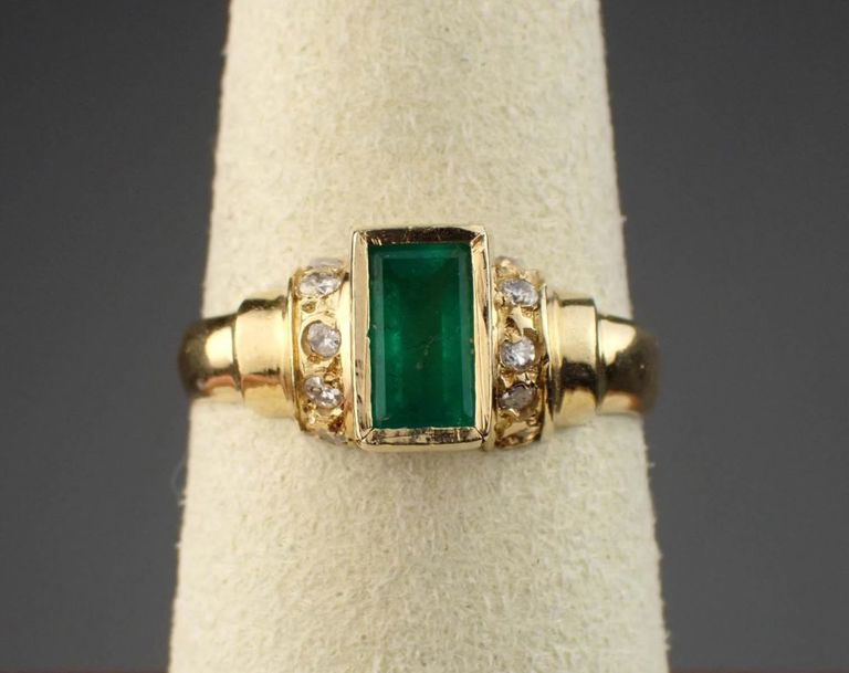 18k yellow gold emerald and diamond ring