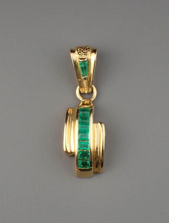 18k yellow gold emerald pendant