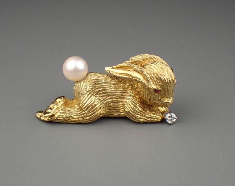 18k gold rabbit brooch