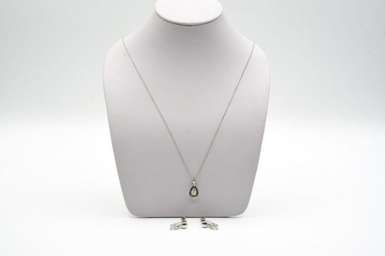 14k gold diamond pendant and earring set