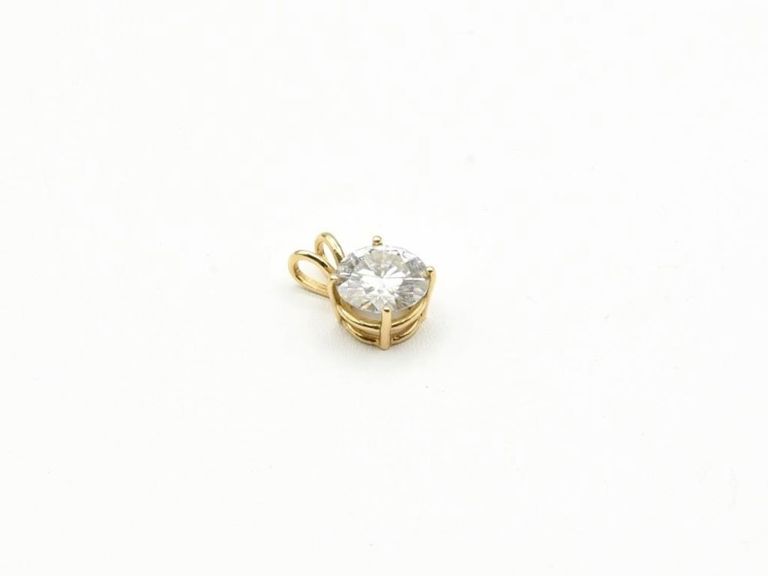 Round diamond pendant