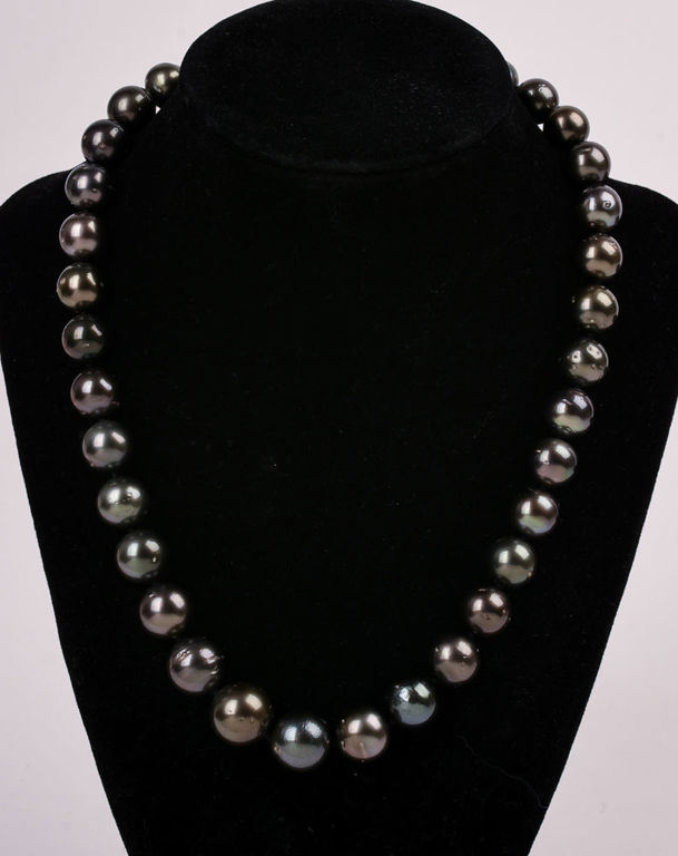 Tahitian pearl necklace