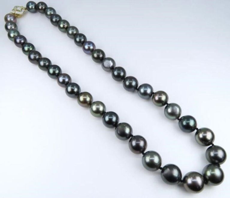 Pearl necklace with 14k yellow gold diamond clasp