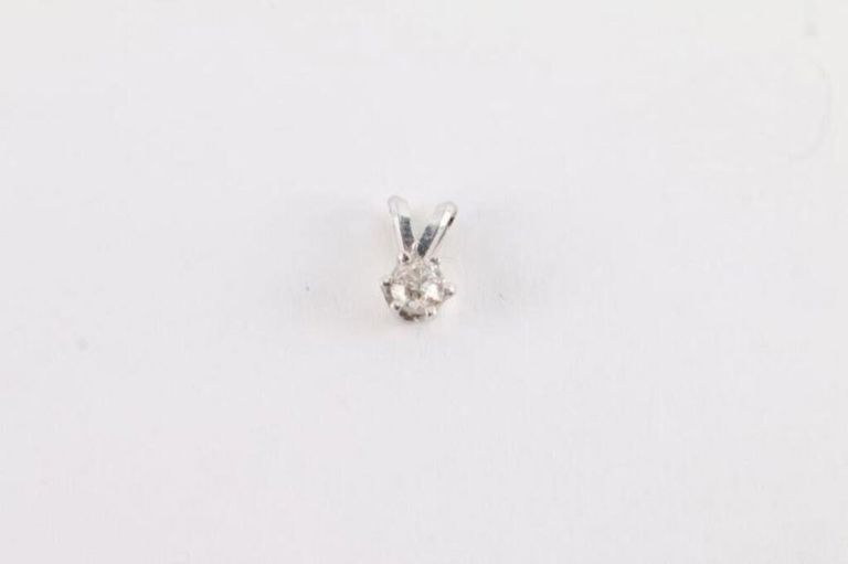 White gold diamond solitaire pendant