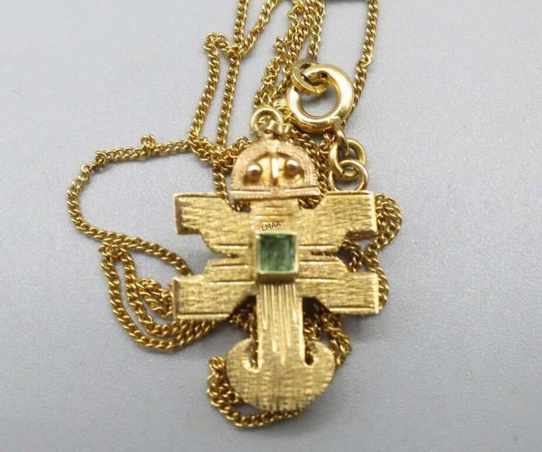 18k yellow gold emerald pendant on necklace